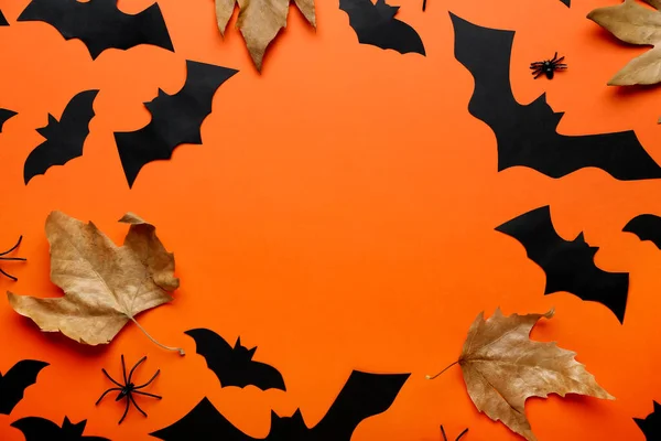 Rámeček Papírových Netopýrů Podzimní Listí Barevném Pozadí Halloween Oslava — Stock fotografie