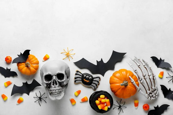 Composizione Con Diverse Decorazioni Halloween Sfondo Chiaro — Foto Stock