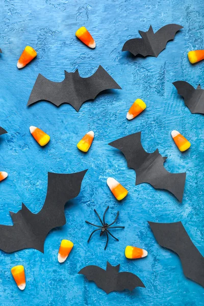 色の背景に紙のコウモリとハロウィーンの装飾 — ストック写真