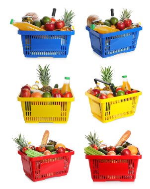 Beyaz arka planda yiyecek olan alışveriş sepetleri.