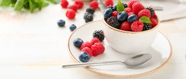 Masada lezzetli olgun böğürtlenler var.