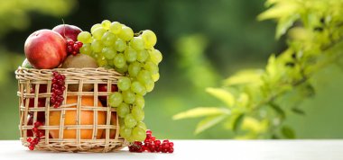 Açık havada taze meyvelerle dolu bir sepet.