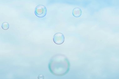 Sabun köpüğü gökyüzü arka plan üzerinde
