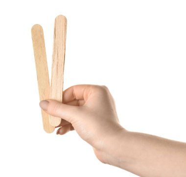 Beyaz arka planda dondurma çubukları olan bir kadın el.