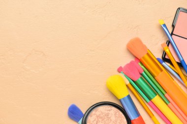 Renk arkaplanında makyaj fırçaları, kızarma ve vurgulama seti