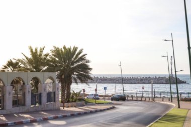 Güneşli bir günde güzel bir yol ve deniz manzarası