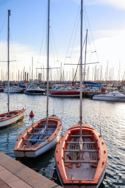 İskelenin yanında direkleri olan küçük yatlar