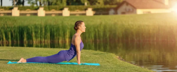 Mujer Joven Deportiva Practicando Yoga Aire Libre Por Mañana — Foto de Stock