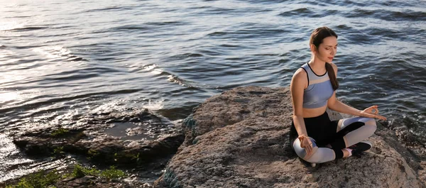 Young Woman Meditating River — Stock Photo, Image