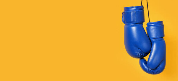 Пара боксерских перчаток на желтом фоне с пробелами для текста