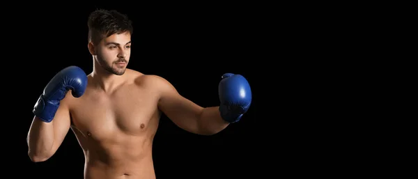 Jeune Boxeur Musclé Sur Fond Sombre Avec Espace Pour Texte — Photo