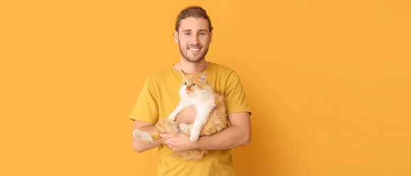Giovane Uomo Carino Gatto Sfondo Arancione — Foto Stock