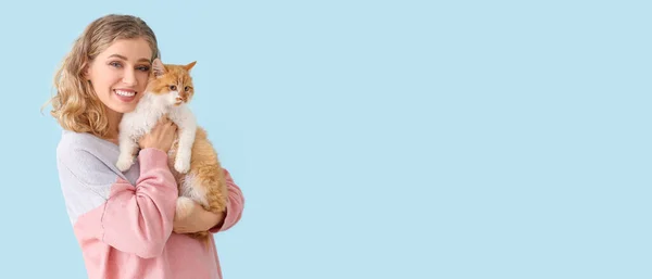 Mujer Joven Gato Lindo Sobre Fondo Azul Claro Con Espacio — Foto de Stock