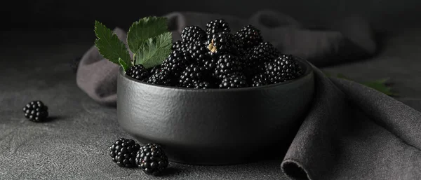 Bowl Tasty Blackberry Dark Background — Stock Photo, Image