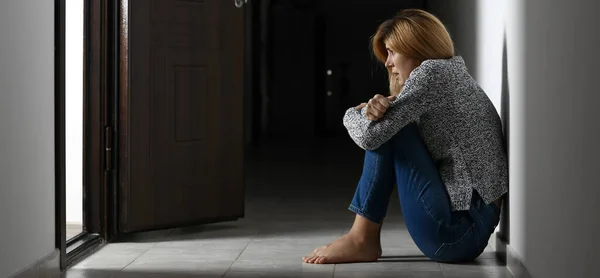 Φοβισμένη Γυναίκα Που Κάθεται Στο Πάτωμα Στο Διάδρομο Επίθεση Πανικού — Φωτογραφία Αρχείου
