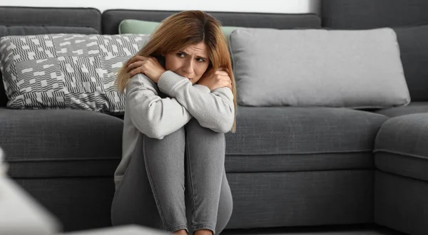 Frau Mit Panikattacke Hause — Stockfoto