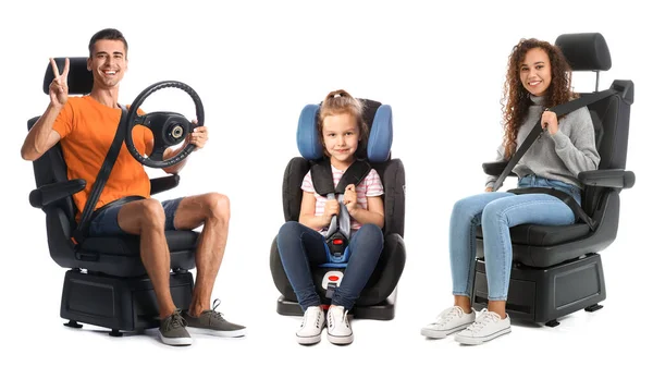 Συλλογή Νεαρών Οικογενειών Που Κάθονται Καθίσματα Αυτοκινήτου Λευκό Φόντο — Φωτογραφία Αρχείου