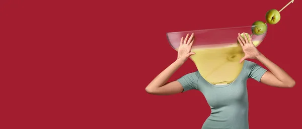 Wanita Dengan Segelas Martini Bukannya Kepalanya Latar Belakang Merah Dengan — Stok Foto