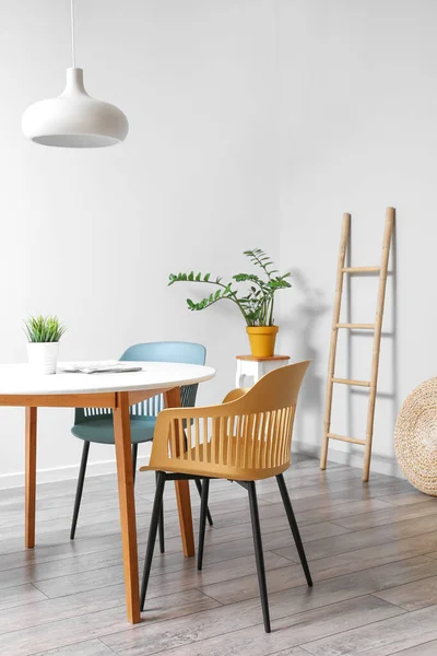 Table Chaises Près Mur Blanc Dans Chambre — Photo