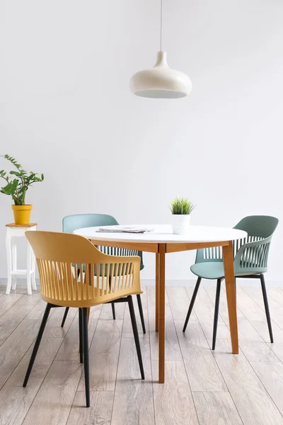 실내에 가까이에서 테이블 의자를 염색하는 — 스톡 사진