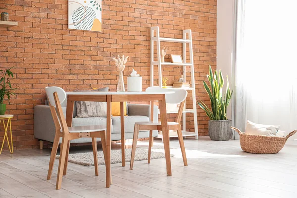 Kényelmes Étkező Asztal Szobában Modern Bútorokkal — Stock Fotó