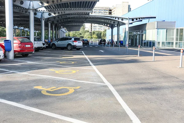 Miejsce Parkingowe Zarezerwowane Dla Osób Niepełnosprawnych Pobliżu Supermarketu — Zdjęcie stockowe