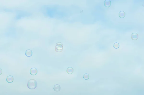 天空背景上美丽的肥皂泡 — 图库照片