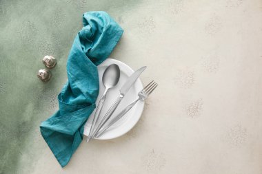 Renk arkaplanında yeşil peçete olan tablo ayarı