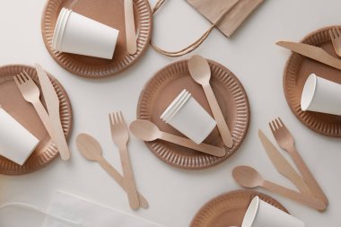 Açık arkaplanda eko tablo takımı ve kağıt torba