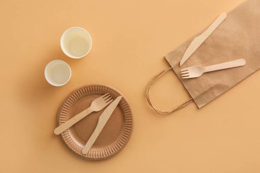 Kağıt torba ve bej arkaplanda Eko tablo takımı