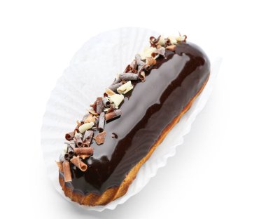 Beyaz arka planda lezzetli çikolatalı ekler.