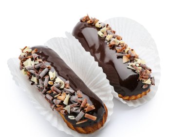 Beyaz arka planda izole edilmiş lezzetli çikolata ekleriName