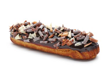 Beyaz arka planda lezzetli çikolatalı ekler.