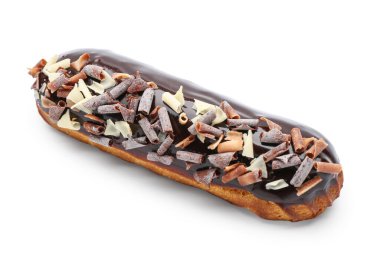 Beyaz arka planda lezzetli çikolatalı ekler.