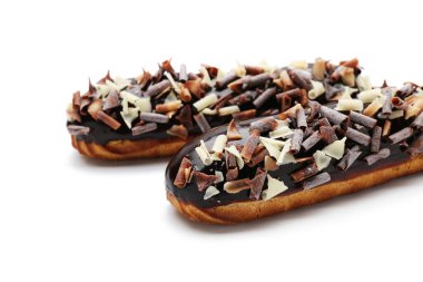 Beyaz arka planda tatlı çikolata ekleriName