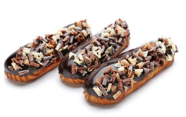 Beyaz arka planda izole edilmiş tatlı çikolata ekleriName