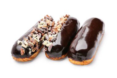 Çikolata kaplı nefis eklemeler beyaz arka planda izole edilmiş.