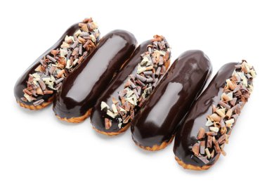 Çikolata kaplı nefis eklemeler beyaz arka planda izole edilmiş.