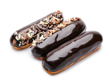 Çikolata kaplı nefis eklemeler beyaz arka planda izole edilmiş.