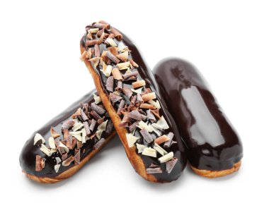 Çikolata kaplı nefis eklemeler beyaz arka planda izole edilmiş.