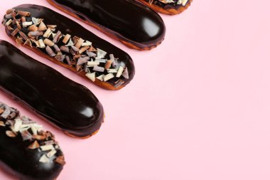 Pembe arka planda nefis çikolatalı ekler, yakın plan.