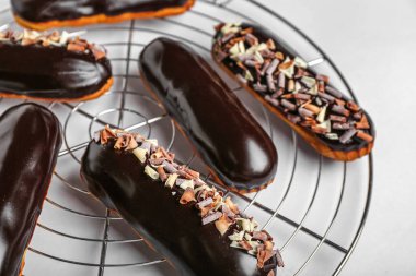 Hafif arka planda lezzetli çikolata eklerleri olan şebeke, yakın plan.