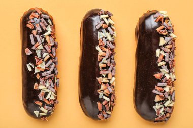 Renkli arka planda lezzetli çikolata ekleriName