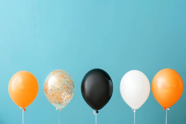 Cadılar Bayramı balonları renk duvarının yanında