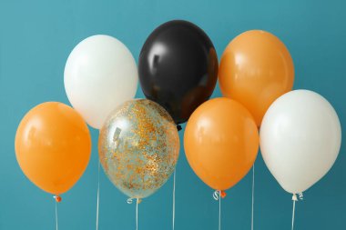 Cadılar Bayramı balonları renk duvarının yanında