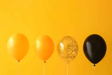 Sarı duvarın yanında Cadılar Bayramı balonları