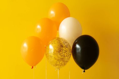Sarı duvarın yanında Cadılar Bayramı balonları