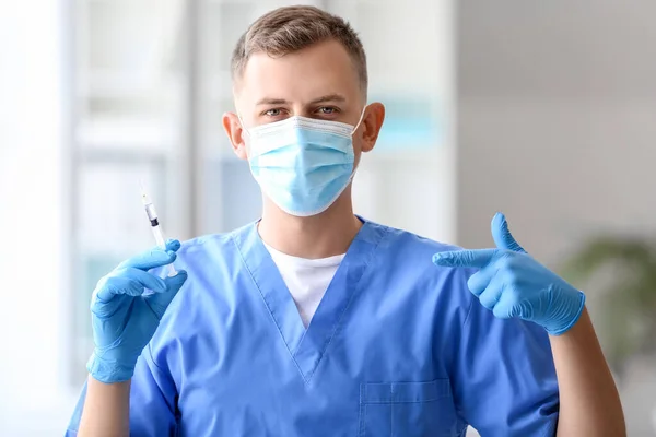 Männlicher Arzt Medizinischer Maske Zeigt Auf Spritze Krankenhaus Nahaufnahme — Stockfoto