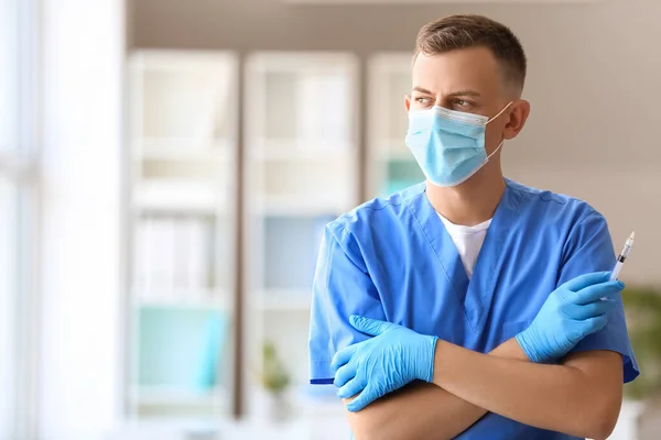 Mann Mit Maske Und Spritze Krankenhaus — Stockfoto