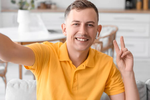 Young Man Showing Victory Gesture While Taking Selfie Sofa Home — Stock Photo, Image